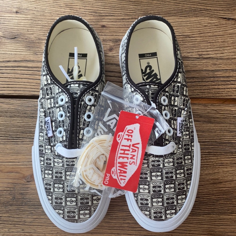 Never worn NWT unique vans lace sneakers